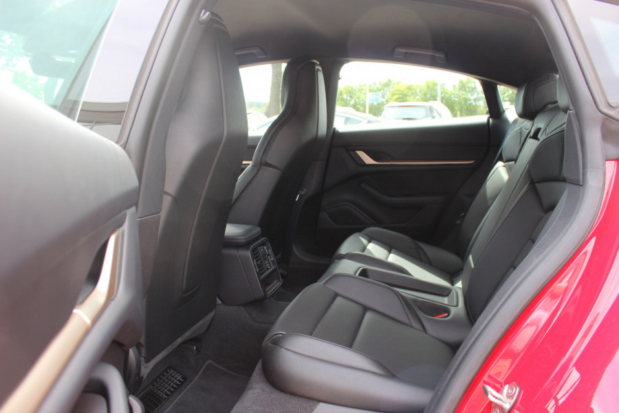 Porsche Taycan 79 kWh / SoH 92,4 % / 1e Eign. / Camera / Luchtvering / Sportchrono / 20'' / Leder / Comfortstoelen / CarPlay / Stoelverwarming / DAB / Cruise Control