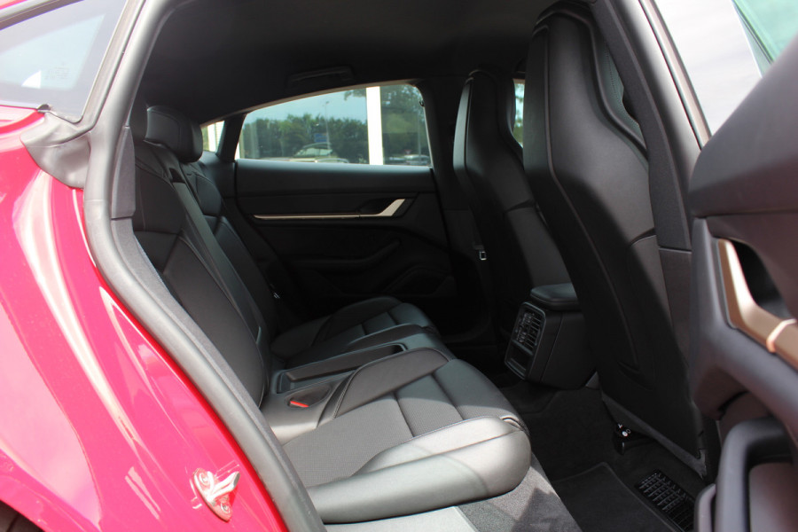 Porsche Taycan 79 kWh / SoH 92,4 % / 1e Eign. / Camera / Luchtvering / Sportchrono / 20'' / Leder / Comfortstoelen / CarPlay / Stoelverwarming / DAB / Cruise Control