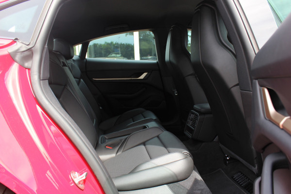 Porsche Taycan 79 kWh / SoH 92,4 % / 1e Eign. / Camera / Luchtvering / Sportchrono / 20'' / Leder / Comfortstoelen / CarPlay / Stoelverwarming / DAB / Cruise Control