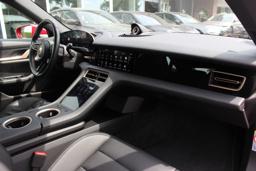 Porsche Taycan 79 kWh / SoH 92,4 % / 1e Eign. / Camera / Luchtvering / Sportchrono / 20'' / Leder / Comfortstoelen / CarPlay / Stoelverwarming / DAB / Cruise Control