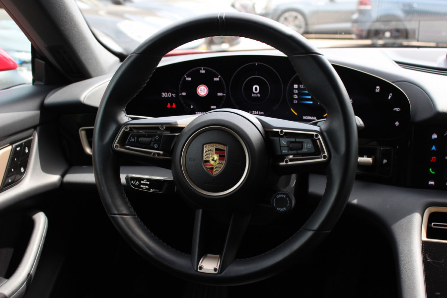 Porsche Taycan 79 kWh / SoH 92,4 % / 1e Eign. / Camera / Luchtvering / Sportchrono / 20'' / Leder / Comfortstoelen / CarPlay / Stoelverwarming / DAB / Cruise Control