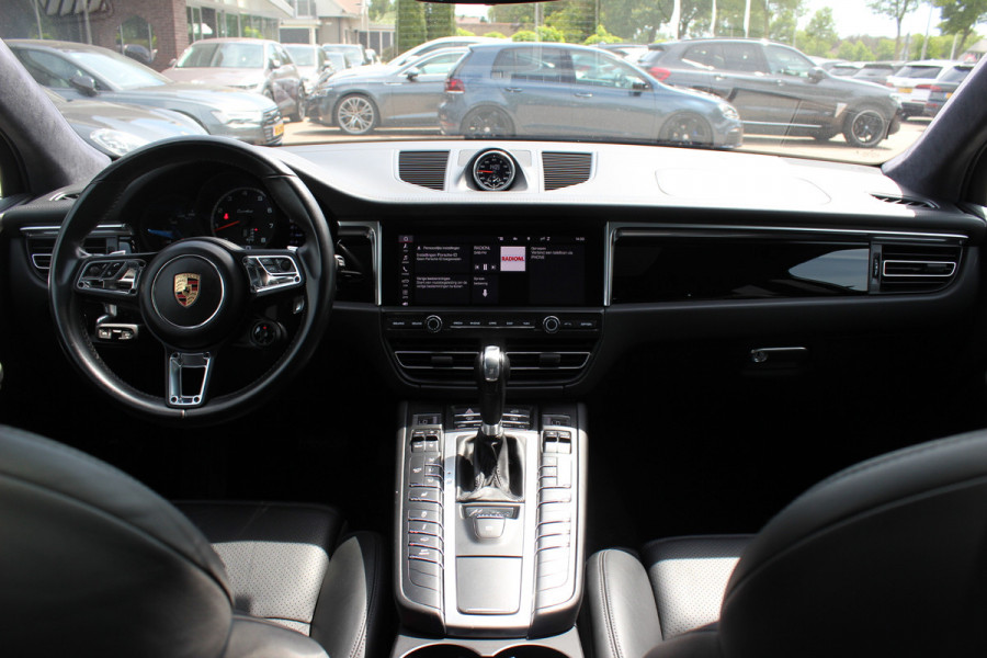 Porsche Macan 2.9 Turbo / Panoramadak / 360Camera / Adaptieve Stoelen / Luchtvering / Matrix LED / Sportuitlaat / 21'' / Sportchrono / Dodehoek / CarPlay / Stoel+Stuurverwarming / Dodehoek / DAB / ACC