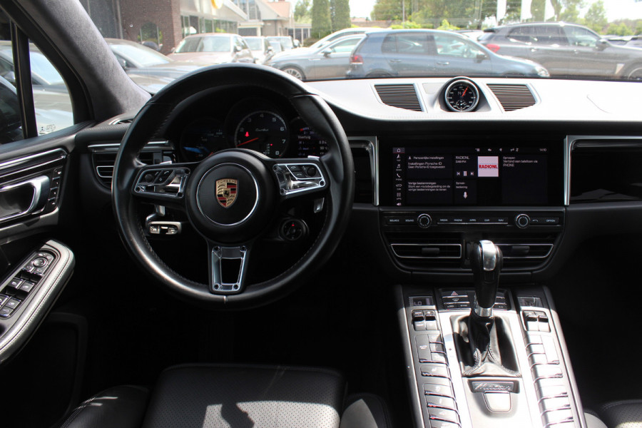 Porsche Macan 2.9 Turbo / Panoramadak / 360Camera / Adaptieve Stoelen / Luchtvering / Matrix LED / Sportuitlaat / 21'' / Sportchrono / Dodehoek / CarPlay / Stoel+Stuurverwarming / Dodehoek / DAB / ACC