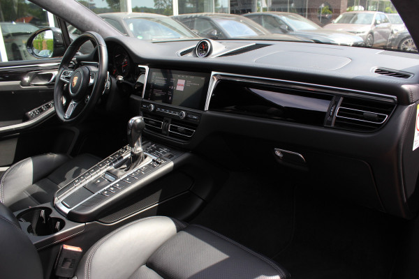 Porsche Macan 2.9 Turbo / Panoramadak / 360Camera / Adaptieve Stoelen / Luchtvering / Matrix LED / Sportuitlaat / 21'' / Sportchrono / Dodehoek / CarPlay / Stoel+Stuurverwarming / Dodehoek / DAB / ACC