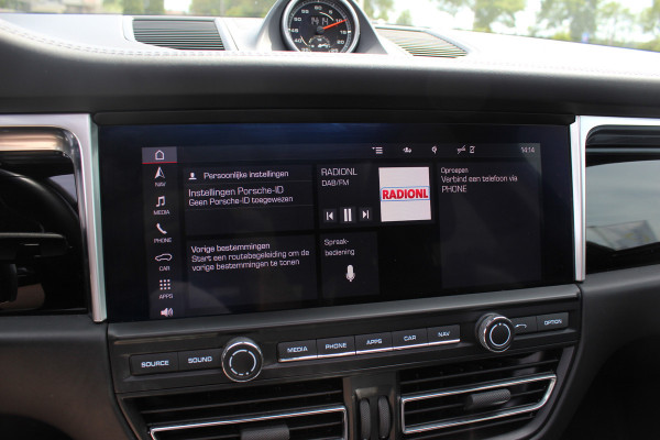 Porsche Macan 2.9 Turbo / Panoramadak / 360Camera / Adaptieve Stoelen / Luchtvering / Matrix LED / Sportuitlaat / 21'' / Sportchrono / Dodehoek / CarPlay / Stoel+Stuurverwarming / Dodehoek / DAB / ACC