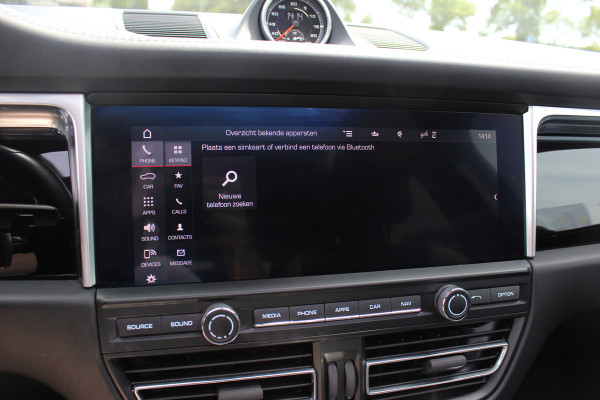 Porsche Macan 2.9 Turbo / Panoramadak / 360Camera / Adaptieve Stoelen / Luchtvering / Matrix LED / Sportuitlaat / 21'' / Sportchrono / Dodehoek / CarPlay / Stoel+Stuurverwarming / Dodehoek / DAB / ACC