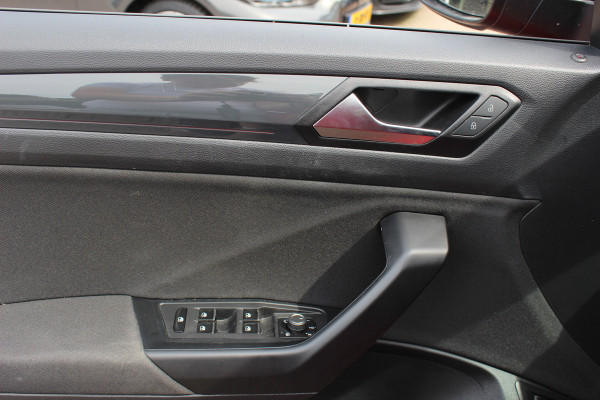 Volkswagen T-Roc 1.5 TSI Sport Business R / Camera / CarPlay / Virtual Cockpit / Sportstoelen / 18'' / LED / DAB / ACC