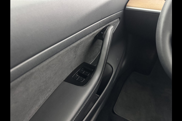 Tesla Model 3 Standard RWD Plus 60 kWh [ 3-Fase ]{SOH-98%} (INCL-BTW) Aut. *PANO | AUTOPILOT | LEATHER | KEYLESS | FULL-LED | MEMORY-PACK | TOPVIEW | DAB | CARPLAY | DIGI-COCKPIT | LANE-ASSIST | COMFORTSEATS | 19"ALU*