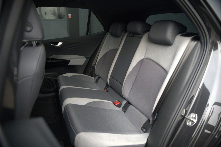 Volkswagen ID.3 First Plus 58 kWh | Stoelverwarming | Stuurverwarming | Camera | Adaptive Cruise Control | Navigatie | Keyless | Parkeersensoren | LED | Apple Carplay | NAP | SOH 93,02%