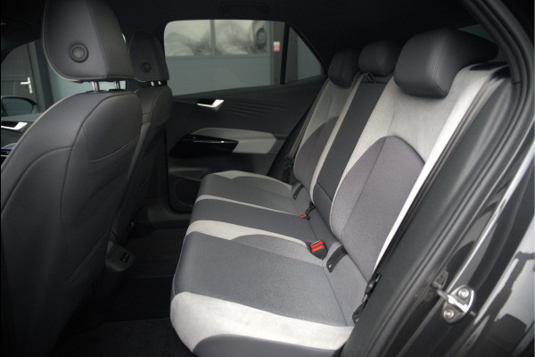 Volkswagen ID.3 First Plus 58 kWh | Stoelverwarming | Stuurverwarming | Camera | Adaptive Cruise Control | Navigatie | Keyless | Parkeersensoren | LED | Apple Carplay | NAP | SOH 93,02%