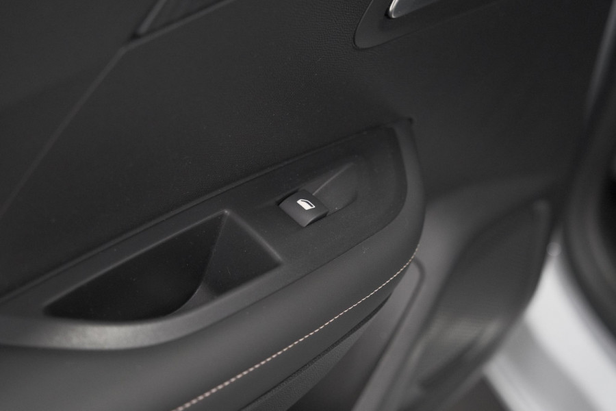 Peugeot 2008 Hybrid 145 Allure | Apple Carplay | Climate Control | Parkeersensoren Voor + Achter
