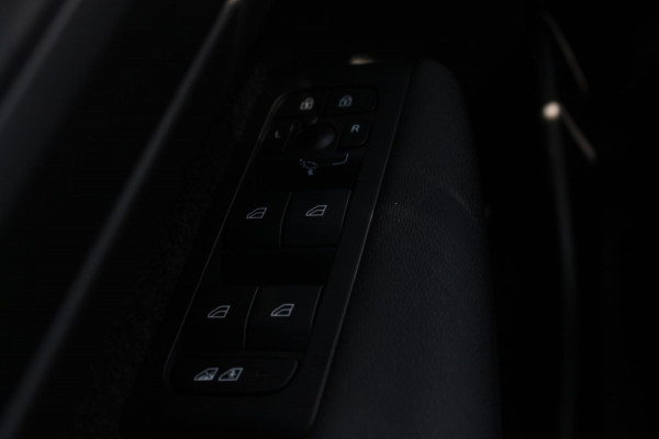 Volvo XC40 T5 262PK Automaat Recharge Inscription Lederen bekleding / Parkeersensoren met parkeercamera achter / Harman Kardon audio / Verwarmbare voorruit