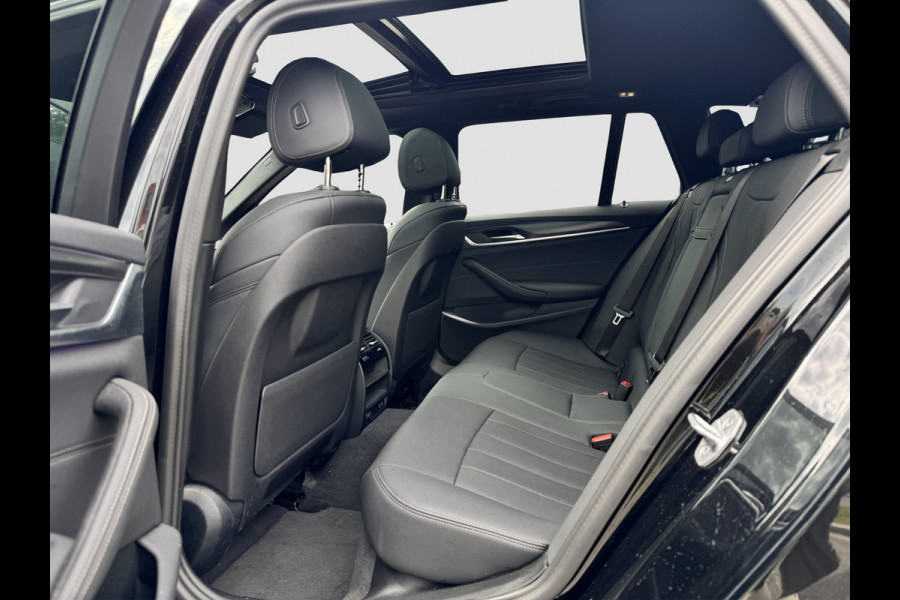 BMW 5 Serie Touring 530e M-Sport | Pano | Head Up | Sfeer | Camera | Dealer onderhouden | Driving Assistance Pro | Carplay