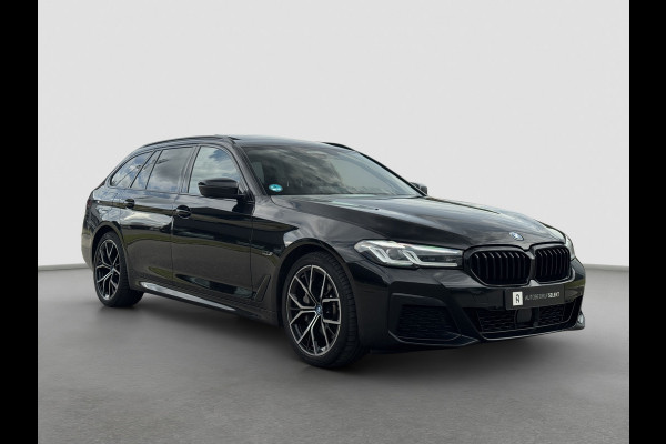 BMW 5 Serie Touring 530e M-Sport | Pano | Head Up | Sfeer | Camera | Dealer onderhouden | Driving Assistance Pro | Carplay