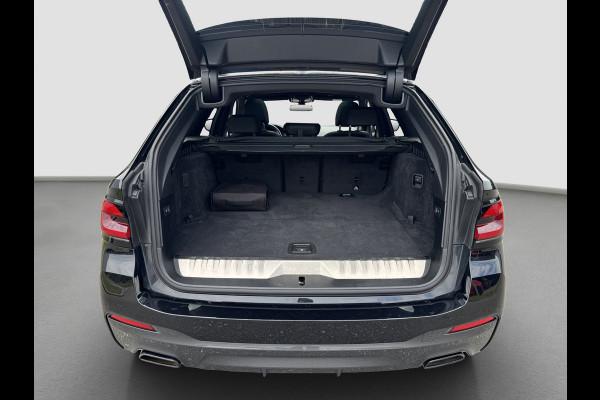 BMW 5 Serie Touring 530e M-Sport | Pano | Head Up | Sfeer | Camera | Dealer onderhouden | Driving Assistance Pro | Carplay