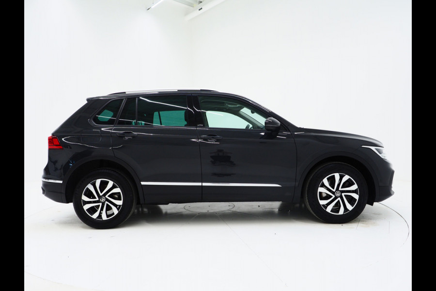 Volkswagen Tiguan 1.4 TSI eHybrid Elegance | Panoramadak | HUD | 360 | Sfeerlicht | Virtual | Adaptive Cruise | Dodehoek