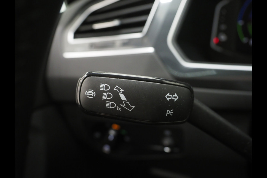 Volkswagen Tiguan 1.4 TSI eHybrid Elegance | Panoramadak | HUD | 360 | Sfeerlicht | Virtual | Adaptive Cruise | Dodehoek