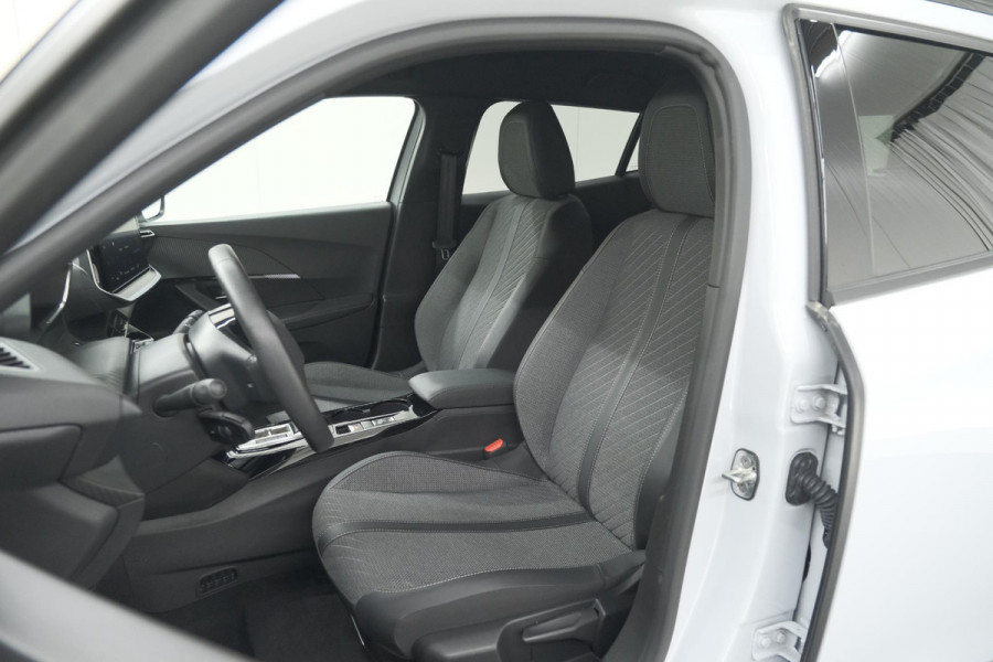 Peugeot e-2008 EV Allure Avantage 54 kWh | 97,6% SOH | 11 KW Lader | Apple Carplay | Parkeersensoren