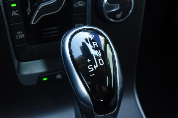 Volvo V40 T2 122PK Automaat Momentum / Navigatie / Stoelverwarming / Achteruitrijcamera / LED koplampen / Parkeersensoren V+A / Cruise Control