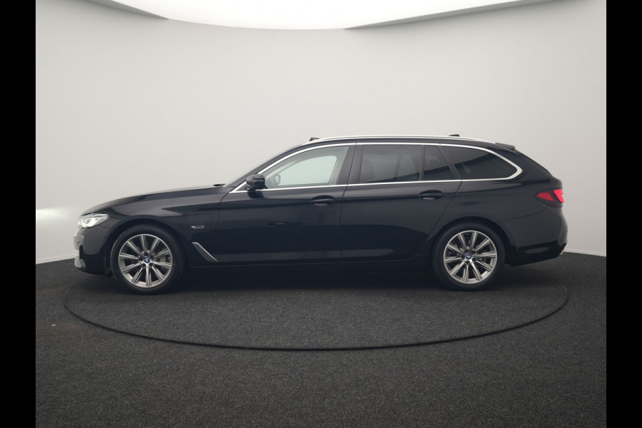 BMW 5 Serie Touring 530e xDrive Business Edition Plus 293pk Dealer O.H. | Panodak | Adaptive Cruise | Head Up | Laser LED | 360 Camera | Lederen Comfortzetels Verwarmd | Sfeerverlichting | Keyless | Blis | Apple Carplay | Hifi Audio | Navigatie | DAB | Plug In Hybrid |