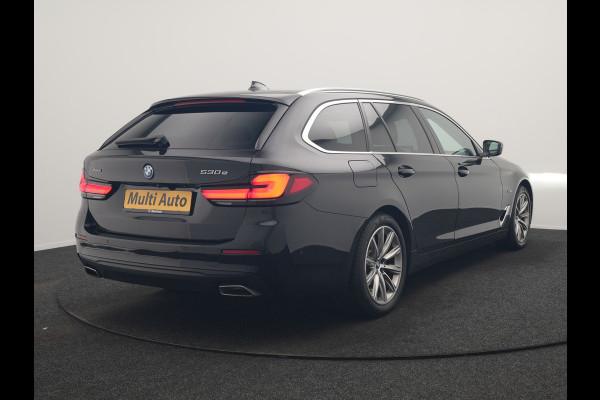 BMW 5 Serie Touring 530e xDrive Business Edition Plus 293pk Dealer O.H. | Panodak | Adaptive Cruise | Head Up | Laser LED | 360 Camera | Lederen Comfortzetels Verwarmd | Sfeerverlichting | Keyless | Blis | Apple Carplay | Hifi Audio | Navigatie | DAB | Plug In Hybrid |