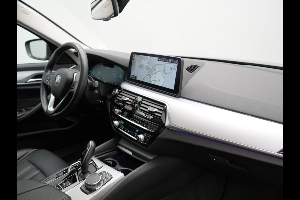 BMW 5 Serie Touring 530e xDrive Business Edition Plus 293pk Dealer O.H. | Panodak | Adaptive Cruise | Head Up | Laser LED | 360 Camera | Lederen Comfortzetels Verwarmd | Sfeerverlichting | Keyless | Blis | Apple Carplay | Hifi Audio | Navigatie | DAB | Plug In Hybrid |