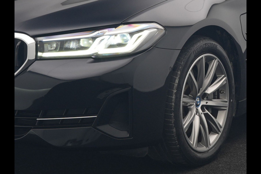 BMW 5 Serie Touring 530e xDrive Business Edition Plus 293pk Dealer O.H. | Panodak | Adaptive Cruise | Head Up | Laser LED | 360 Camera | Lederen Comfortzetels Verwarmd | Sfeerverlichting | Keyless | Blis | Apple Carplay | Hifi Audio | Navigatie | DAB | Plug In Hybrid |
