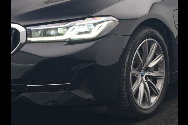 BMW 5 Serie Touring 530e xDrive Business Edition Plus 293pk Dealer O.H. | Panodak | Adaptive Cruise | Head Up | Laser LED | 360 Camera | Lederen Comfortzetels Verwarmd | Sfeerverlichting | Keyless | Blis | Apple Carplay | Hifi Audio | Navigatie | DAB | Plug In Hybrid |