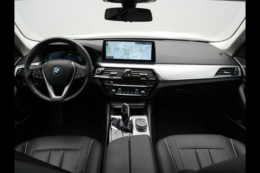 BMW 5 Serie Touring 530e xDrive Business Edition Plus 293pk Dealer O.H. | Panodak | Adaptive Cruise | Head Up | Laser LED | 360 Camera | Lederen Comfortzetels Verwarmd | Sfeerverlichting | Keyless | Blis | Apple Carplay | Hifi Audio | Navigatie | DAB | Plug In Hybrid |