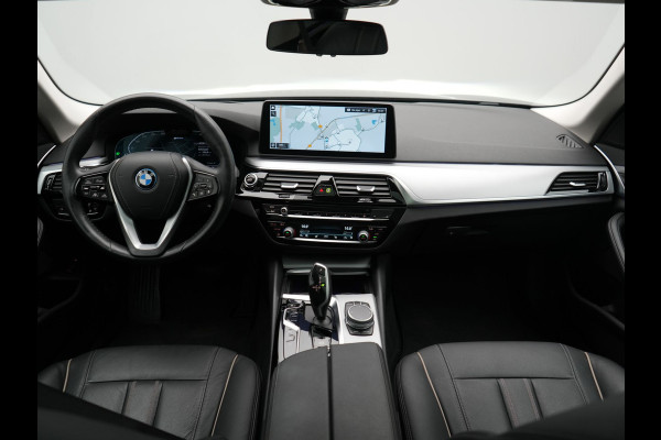 BMW 5 Serie Touring 530e xDrive Business Edition Plus 293pk Dealer O.H. | Panodak | Adaptive Cruise | Head Up | Laser LED | 360 Camera | Lederen Comfortzetels Verwarmd | Sfeerverlichting | Keyless | Blis | Apple Carplay | Hifi Audio | Navigatie | DAB | Plug In Hybrid |