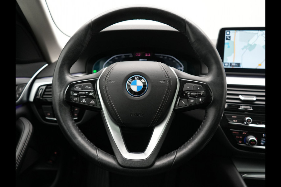 BMW 5 Serie Touring 530e xDrive Business Edition Plus 293pk Dealer O.H. | Panodak | Adaptive Cruise | Head Up | Laser LED | 360 Camera | Lederen Comfortzetels Verwarmd | Sfeerverlichting | Keyless | Blis | Apple Carplay | Hifi Audio | Navigatie | DAB | Plug In Hybrid |