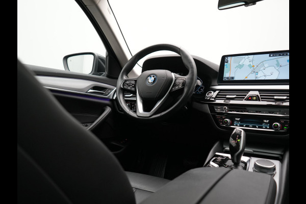 BMW 5 Serie Touring 530e xDrive Business Edition Plus 293pk Dealer O.H. | Panodak | Adaptive Cruise | Head Up | Laser LED | 360 Camera | Lederen Comfortzetels Verwarmd | Sfeerverlichting | Keyless | Blis | Apple Carplay | Hifi Audio | Navigatie | DAB | Plug In Hybrid |