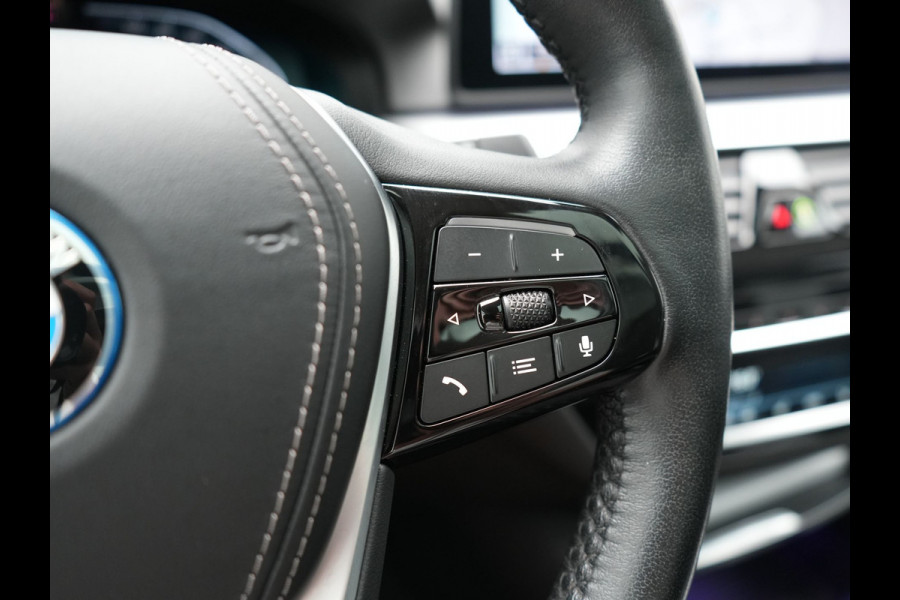 BMW 5 Serie Touring 530e xDrive Business Edition Plus 293pk Dealer O.H. | Panodak | Adaptive Cruise | Head Up | Laser LED | 360 Camera | Lederen Comfortzetels Verwarmd | Sfeerverlichting | Keyless | Blis | Apple Carplay | Hifi Audio | Navigatie | DAB | Plug In Hybrid |