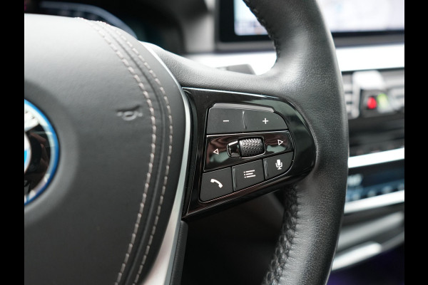 BMW 5 Serie Touring 530e xDrive Business Edition Plus 293pk Dealer O.H. | Panodak | Adaptive Cruise | Head Up | Laser LED | 360 Camera | Lederen Comfortzetels Verwarmd | Sfeerverlichting | Keyless | Blis | Apple Carplay | Hifi Audio | Navigatie | DAB | Plug In Hybrid |