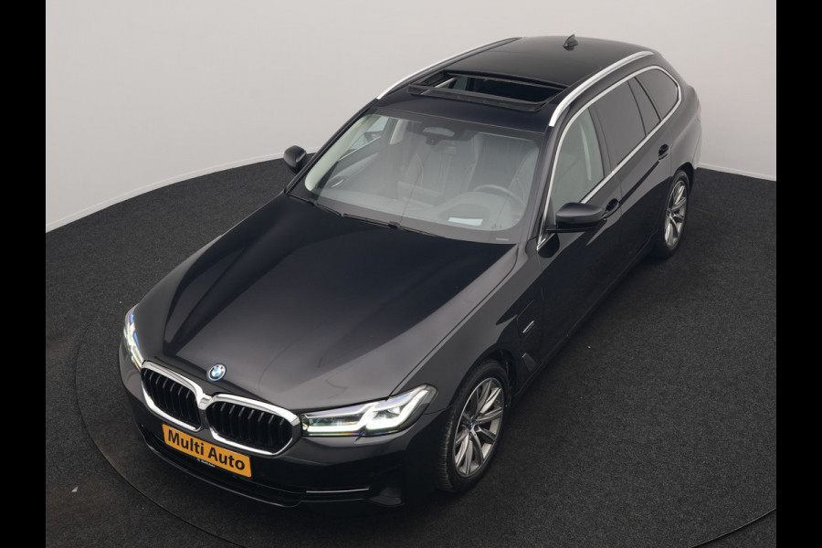 BMW 5 Serie Touring 530e xDrive Business Edition Plus 293pk Dealer O.H. | Panodak | Adaptive Cruise | Head Up | Laser LED | 360 Camera | Lederen Comfortzetels Verwarmd | Sfeerverlichting | Keyless | Blis | Apple Carplay | Hifi Audio | Navigatie | DAB | Plug In Hybrid |