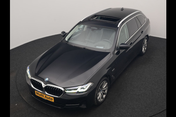 BMW 5 Serie Touring 530e xDrive Business Edition Plus 293pk Dealer O.H. | Panodak | Adaptive Cruise | Head Up | Laser LED | 360 Camera | Lederen Comfortzetels Verwarmd | Sfeerverlichting | Keyless | Blis | Apple Carplay | Hifi Audio | Navigatie | DAB | Plug In Hybrid |