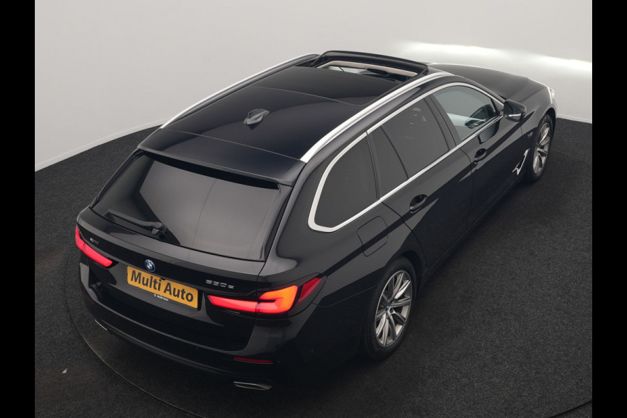 BMW 5 Serie Touring 530e xDrive Business Edition Plus 293pk Dealer O.H. | Panodak | Adaptive Cruise | Head Up | Laser LED | 360 Camera | Lederen Comfortzetels Verwarmd | Sfeerverlichting | Keyless | Blis | Apple Carplay | Hifi Audio | Navigatie | DAB | Plug In Hybrid |