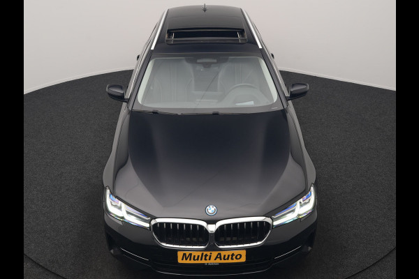 BMW 5 Serie Touring 530e xDrive Business Edition Plus 293pk Dealer O.H. | Panodak | Adaptive Cruise | Head Up | Laser LED | 360 Camera | Lederen Comfortzetels Verwarmd | Sfeerverlichting | Keyless | Blis | Apple Carplay | Hifi Audio | Navigatie | DAB | Plug In Hybrid |