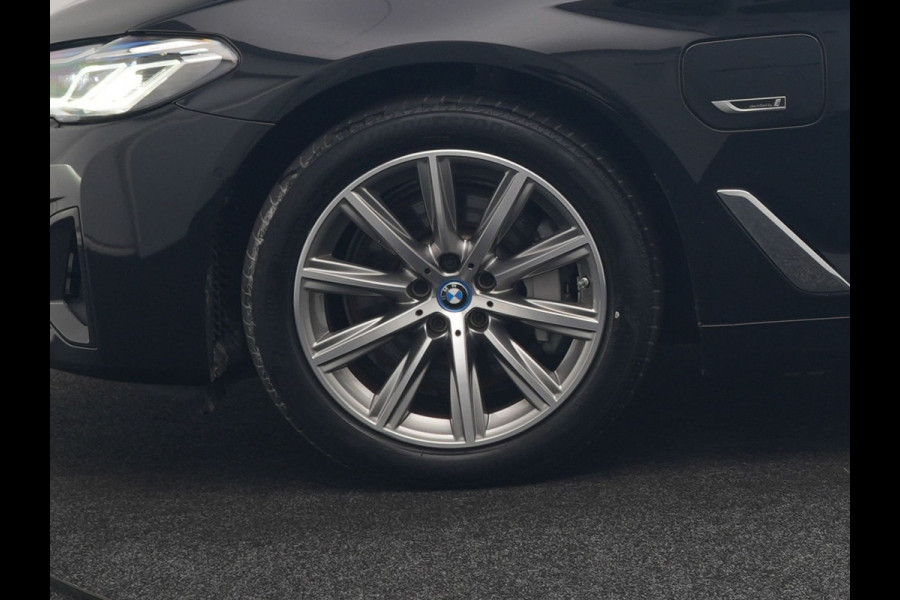 BMW 5 Serie Touring 530e xDrive Business Edition Plus 293pk Dealer O.H. | Panodak | Adaptive Cruise | Head Up | Laser LED | 360 Camera | Lederen Comfortzetels Verwarmd | Sfeerverlichting | Keyless | Blis | Apple Carplay | Hifi Audio | Navigatie | DAB | Plug In Hybrid |