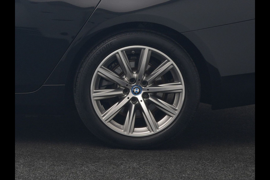 BMW 5 Serie Touring 530e xDrive Business Edition Plus 293pk Dealer O.H. | Panodak | Adaptive Cruise | Head Up | Laser LED | 360 Camera | Lederen Comfortzetels Verwarmd | Sfeerverlichting | Keyless | Blis | Apple Carplay | Hifi Audio | Navigatie | DAB | Plug In Hybrid |