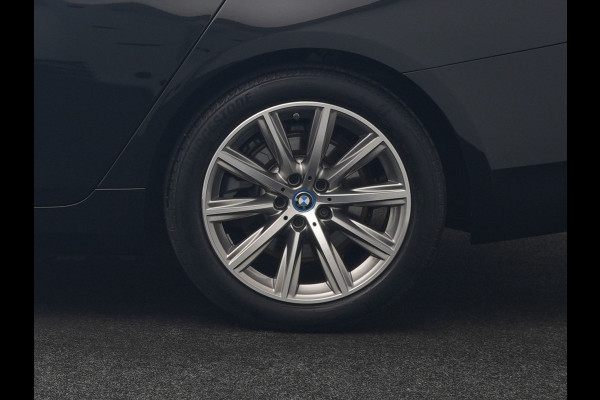 BMW 5 Serie Touring 530e xDrive Business Edition Plus 293pk Dealer O.H. | Panodak | Adaptive Cruise | Head Up | Laser LED | 360 Camera | Lederen Comfortzetels Verwarmd | Sfeerverlichting | Keyless | Blis | Apple Carplay | Hifi Audio | Navigatie | DAB | Plug In Hybrid |