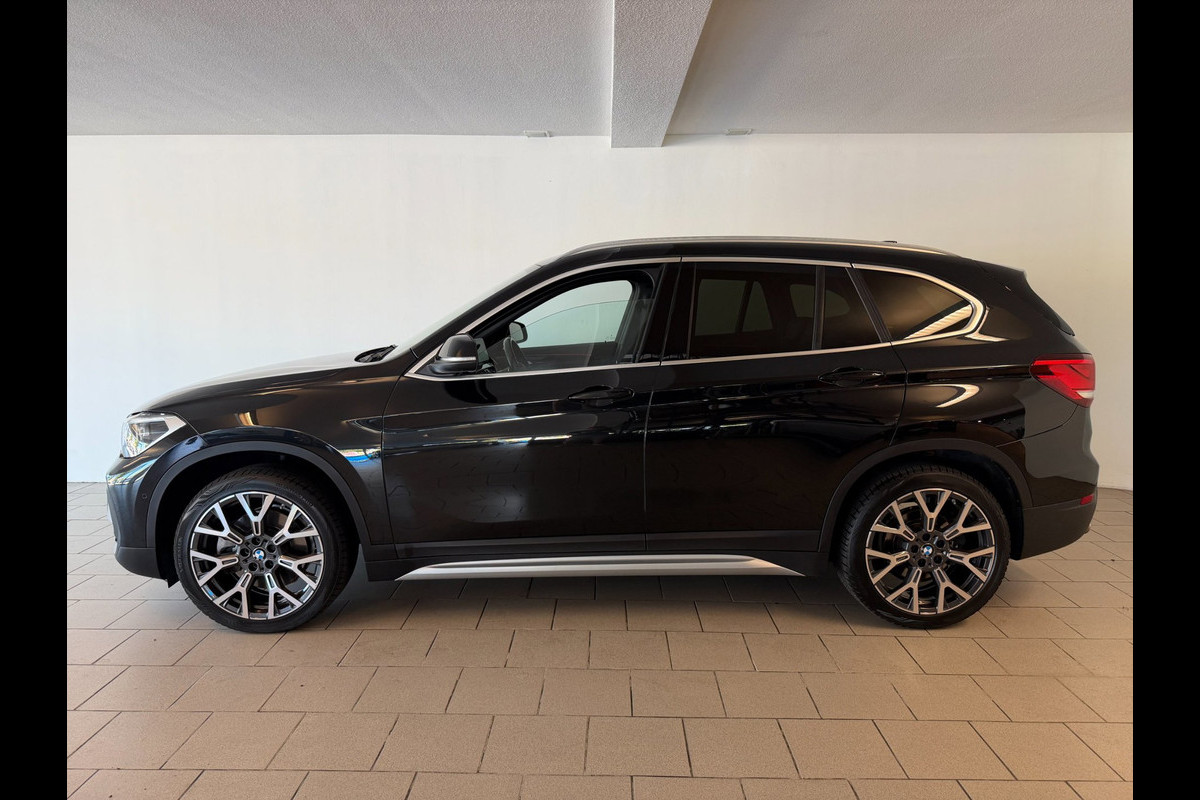 BMW X1 SDrive20i High Executive AIRCO CLIMA NAVI CRUISE PANO LEER STOELVERW HEAD UP TREKHAAK 1800KG CAMERA ELEK KLEP NIEUWSTAAT
