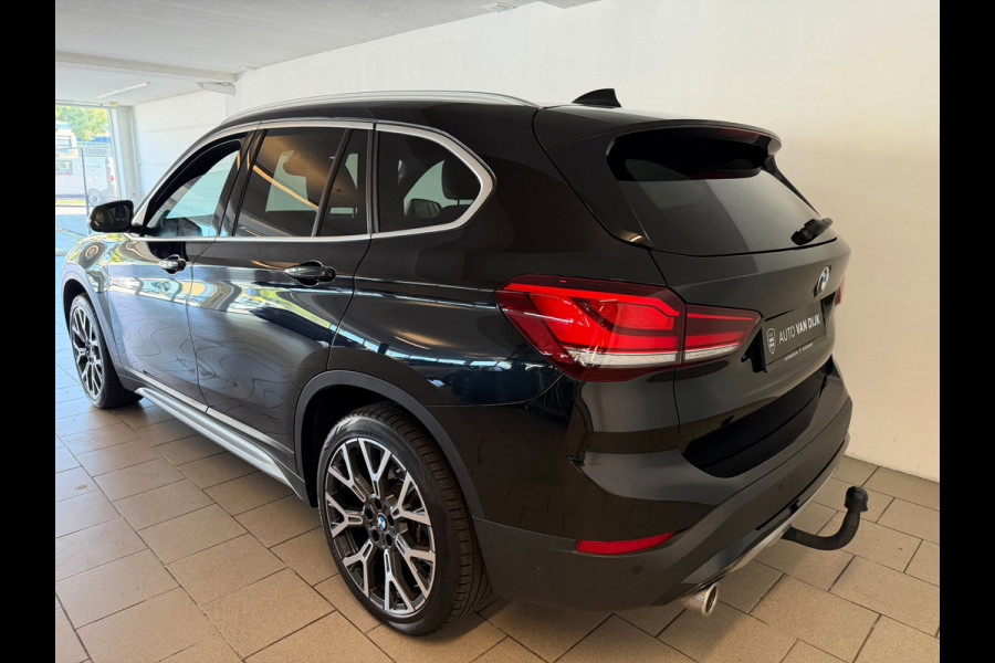 BMW X1 SDrive20i High Executive AIRCO CLIMA NAVI CRUISE PANO LEER STOELVERW HEAD UP TREKHAAK 1800KG CAMERA ELEK KLEP NIEUWSTAAT