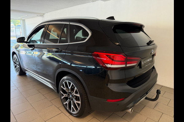 BMW X1 SDrive20i High Executive AIRCO CLIMA NAVI CRUISE PANO LEER STOELVERW HEAD UP TREKHAAK 1800KG CAMERA ELEK KLEP NIEUWSTAAT