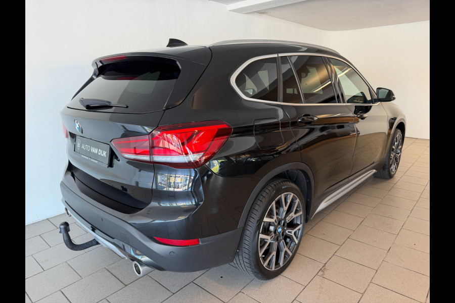 BMW X1 SDrive20i High Executive AIRCO CLIMA NAVI CRUISE PANO LEER STOELVERW HEAD UP TREKHAAK 1800KG CAMERA ELEK KLEP NIEUWSTAAT