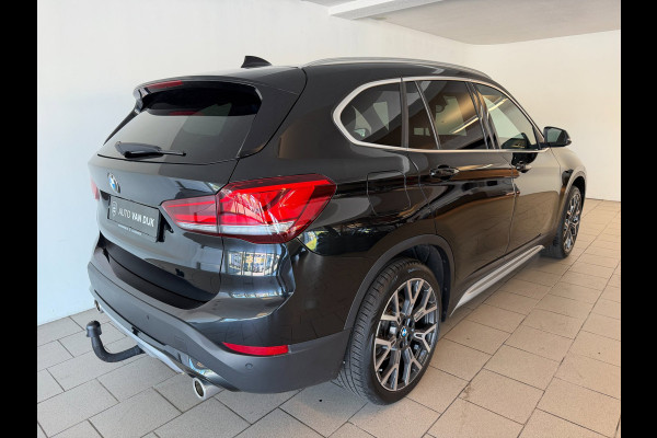 BMW X1 SDrive20i High Executive AIRCO CLIMA NAVI CRUISE PANO LEER STOELVERW HEAD UP TREKHAAK 1800KG CAMERA ELEK KLEP NIEUWSTAAT
