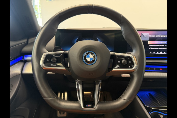 BMW i5 eDrive40 84 kWh Head-Up ACC PDC Trekhaak M-Sport Leder 24 Maanden garantie* (Vraag naar de voorwaarden)