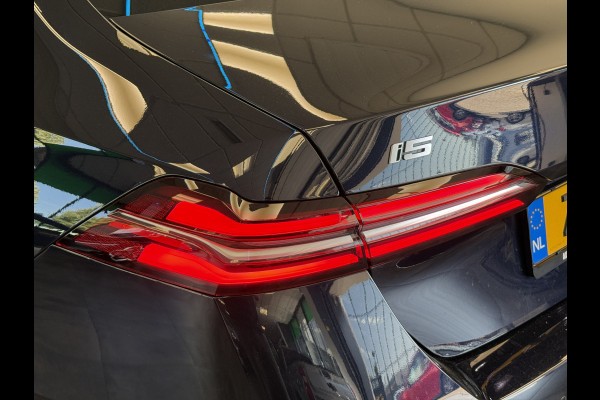 BMW i5 eDrive40 84 kWh Head-Up ACC PDC Trekhaak M-Sport Leder 24 Maanden garantie* (Vraag naar de voorwaarden)