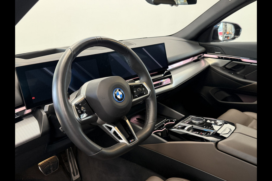 BMW i5 eDrive40 84 kWh Head-Up ACC PDC Trekhaak M-Sport Leder 24 Maanden garantie* (Vraag naar de voorwaarden)