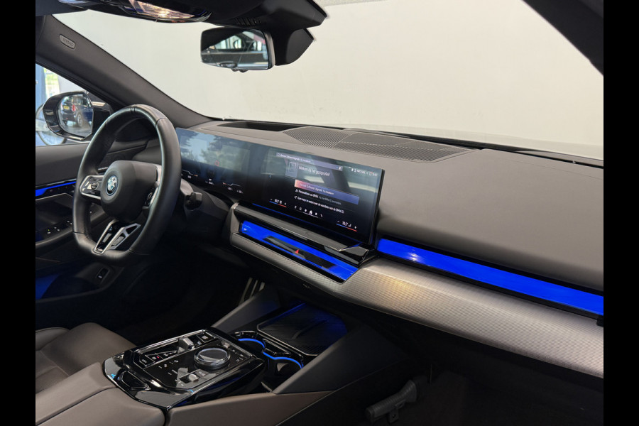 BMW i5 eDrive40 84 kWh Head-Up ACC PDC Trekhaak M-Sport Leder 24 Maanden garantie* (Vraag naar de voorwaarden)